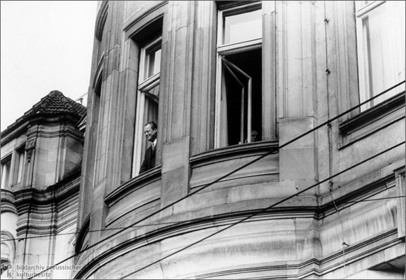 Willy Brandt am Fenster in Erfurt (19. März 1970)